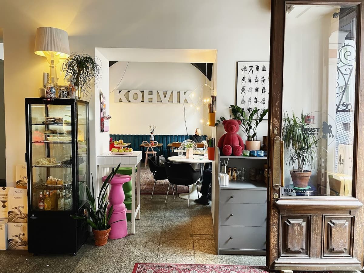 Must Puudel in Tallinn